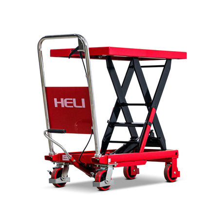 Titel: Hydraulisk løftevogn fra Heli – 500 kg kapacitet

Alt-tekst: Heli løftevogn med hydraulisk pumpe og bordplade 855x500 mm – til lager og værksted

Beskrivelse: Praktisk og CE-godkendt løftevogn fra Heli med 500 kg kapacitet og bordplade på 855 x 500 x 50 mm. Udstyret med hånd- og fodpumpe, 2 drejehjul og 2 faste hjul med bremse for nem manøvrering. Ideel som arbejdsbord, aflastningsstation eller løftebord i lager, pakkeri og værksted